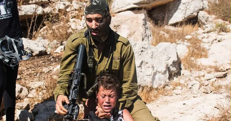 এক কিশোরকে গ্রেপ্তার করছে ইসরাইলি বাহিনী | ছবি: সংগৃহীত