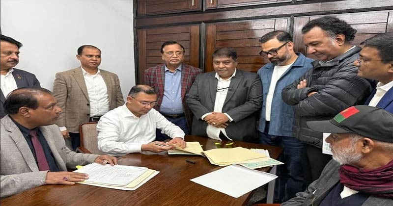 বাংলাদেশ জাতীয়তাবাদী দল-বিএনপি’র ভারপ্রাপ্ত চেয়ারম্যান তারেক রহমান ত্রয়োদশ জাতীয় সংসদ নির্বাচনে ঢাকা-১৭ এবং বগুড়া-৬ নির্বাচনী আসনে ‘ধানের শীষ’-এর প্রার্থী হিসেবে মনোনয়নপত্রে স্বাক্ষর করেছেন।