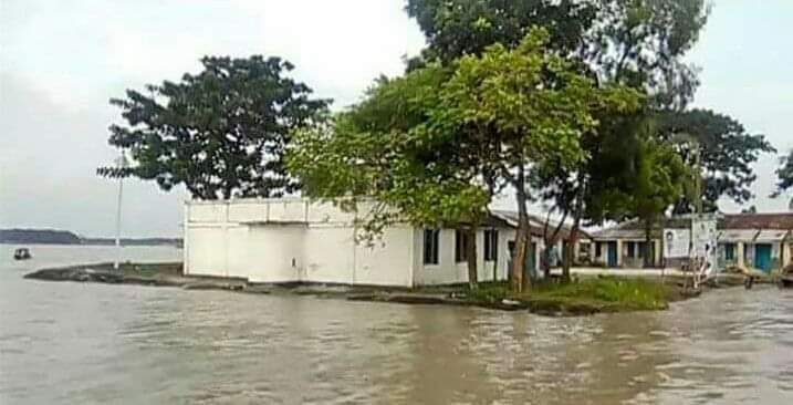 কৃত্তনখোলার ভাঙ্গনে নদীর মাঝে  দাড়িয়ে আছে একটুকরা ভুখন্ড একটি মসজিদ । ছবি কাউয়ারচর খেয়াখাট, বরিশাল ।