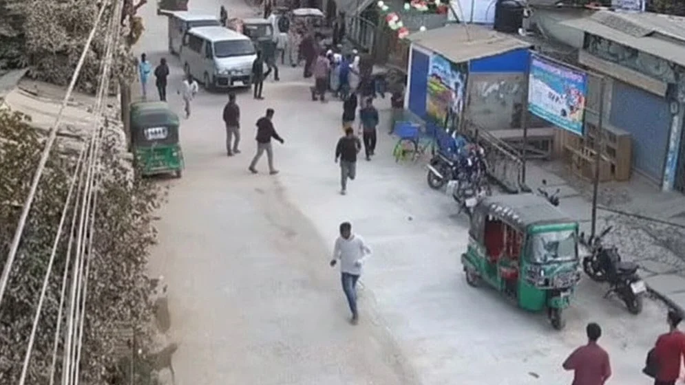 অভিযানকালে সন্ত্রাসীরা র‍্যাব সদস্যদের ওপর অতর্কিত হামলা চালায়। ভিডিও থেকে নেওয়া ছবি