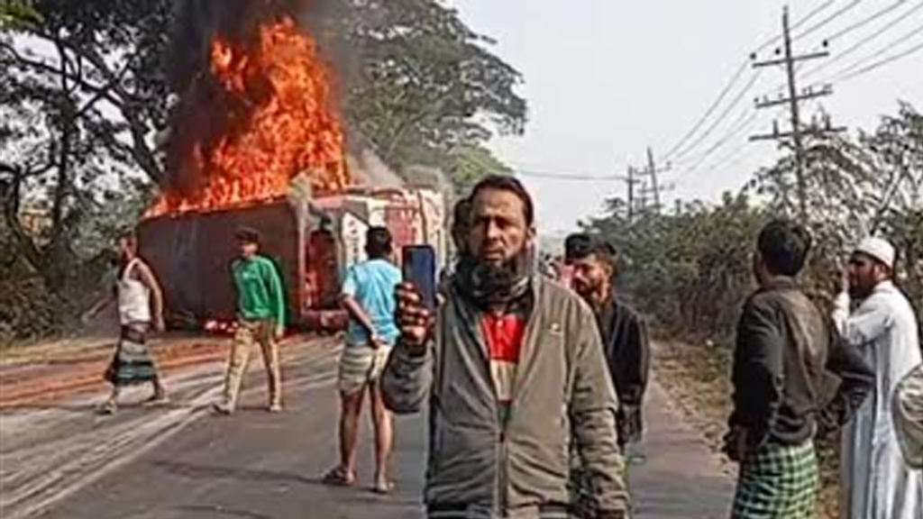 ঢাকা-চট্টগ্রাম মহাসড়কের কুমিল্লার দাউদকান্দি  বানিয়াপাড়া এলাকায় বাস মোটরসাইকেলের সংঘর্ষে   বাসে আগুন ধরে যায়  