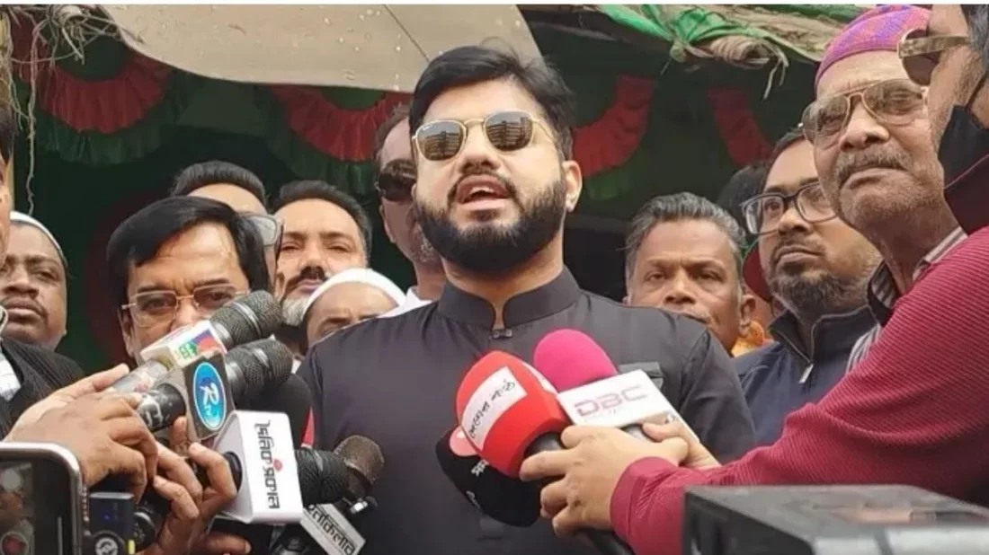 বংশালে নির্বাচনি গণসংযোগে বক্তব্য দেন ইঞ্জিনিয়ার ইশরাক হোসেন । ছবি সংগৃহীত