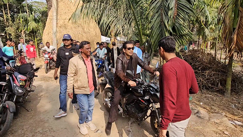 মোটরসাইকেল চালিয়ে গণসংযোগে  ব্যারিস্টার আন্দালিব রহমান পার্থ। ছবি সংগৃহীত