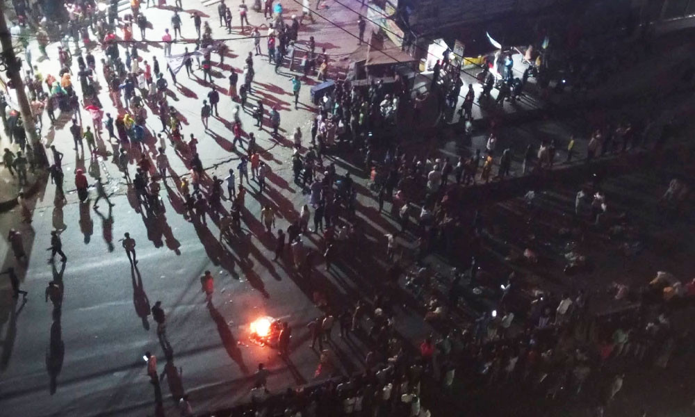 ঢাকা-টাঙ্গাইল মহাসড়ক অবরোধ করে বিক্ষোভ মিছিল করেছে শ্রমিকরা । ছবি সংগৃহীত