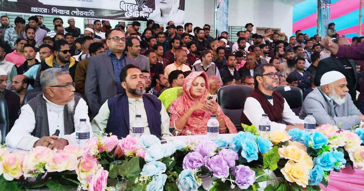 মাদারীপুর-১ আসনে বিএনপির প্রার্থী নাদিরা আক্তারের বাঁ পাশে বসে আছেন শিবচর উপজেলা আওয়ামী লীগের সাবেক সভাপতি ও সাবেক পৌর মেয়র মো. আওলাদ হোসেন খান এবং ডান পাশে উপজেলা বিএনপির আহ্বায়ক শাহাদাত হোসেন খান। গতকাল মঙ্গলবার সন্ধ্যায় শিবচর পৌরসভার খান বাড়িতে  ছবি: সংগৃহীত